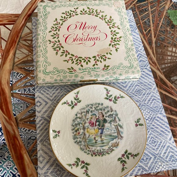 Royal Doulton Christmas Plate 1977 FIRST in series " Friends" 8.25" Bone China - Picture 1 of 7